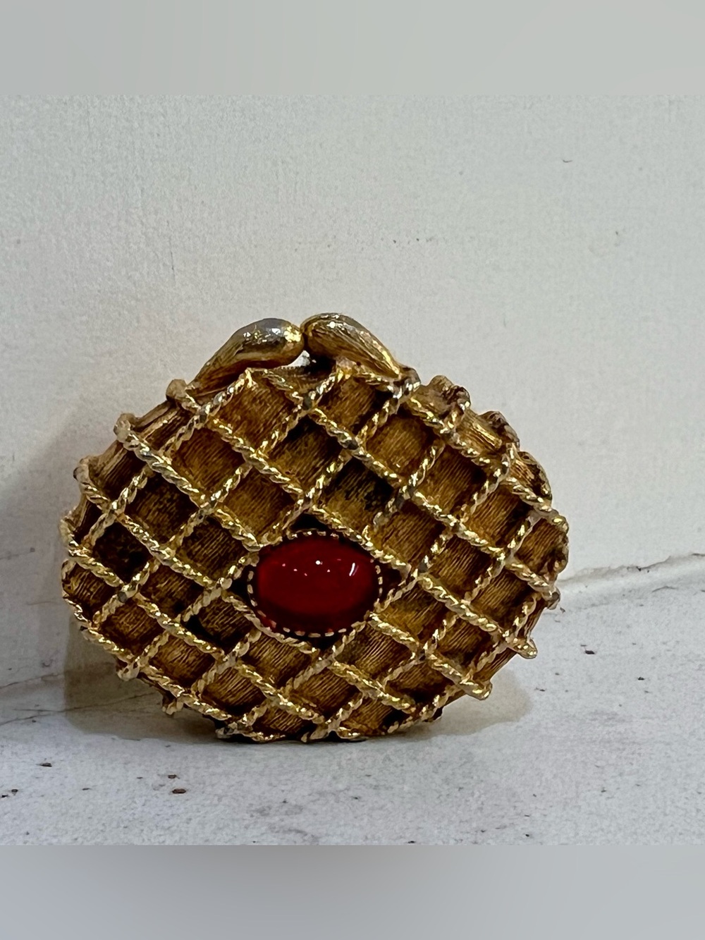 Vintage Houbigant Chantilly Solid Perfume Compact Gold Basketweave Rochelle NY